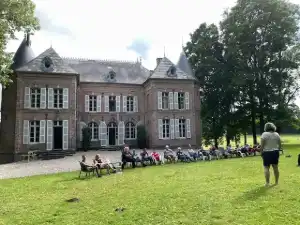 2021 Frankrijk juli scene op grasveld.webp